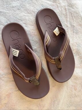 Like new! Womens Chaco Classic Flip Flops SZ 8 Purple